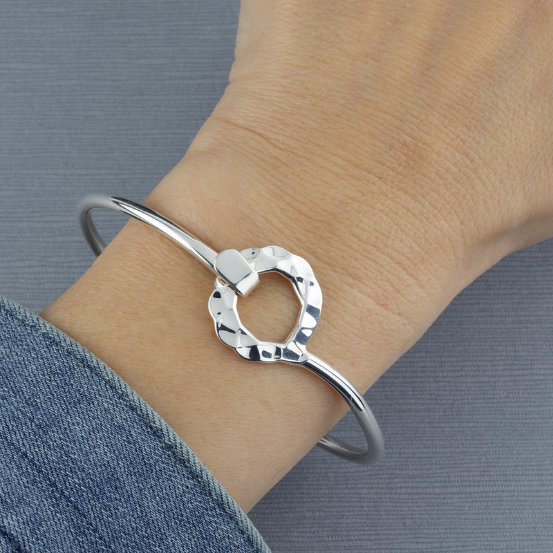 hammered silver circle clasp bangle