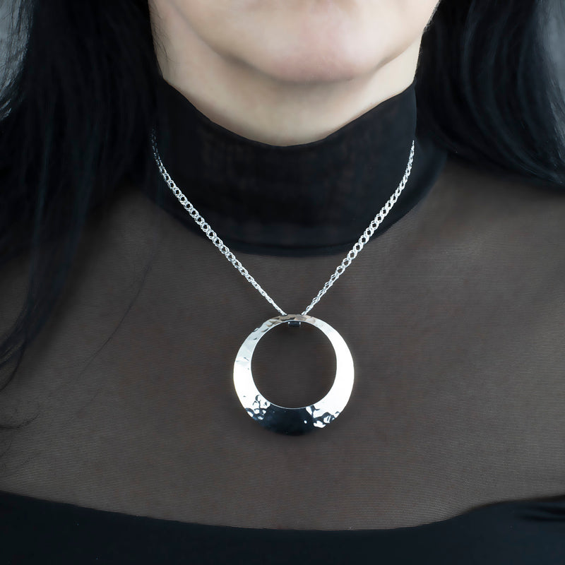 large hammered silver open circle pendant necklace