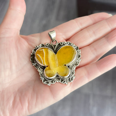 Mariposa Amarilla Pendant