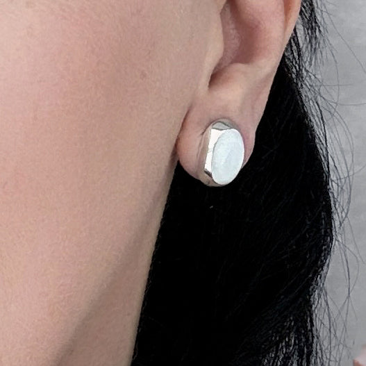white shell oval stud earrings