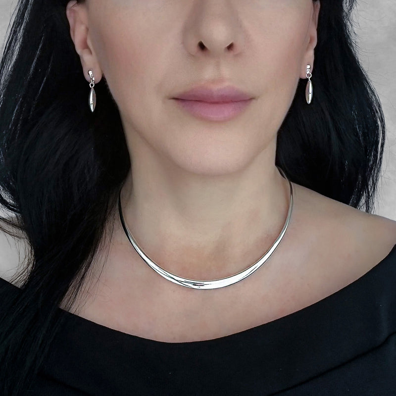 minimalist sterling silver collar necklace